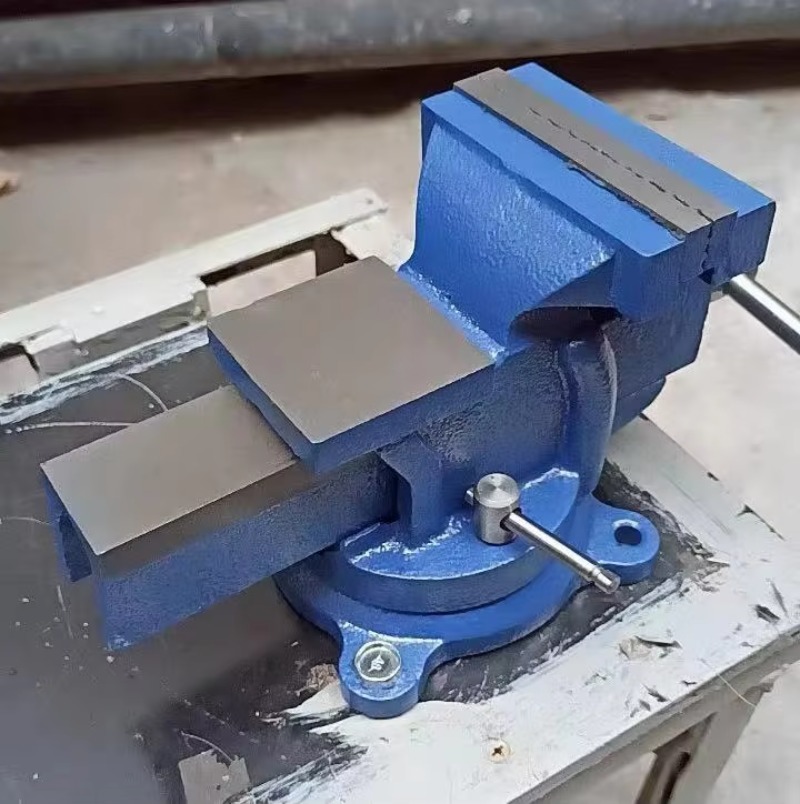 Tornillo de Banco Automático M - Heavy Equipment Workshop reseña y precio